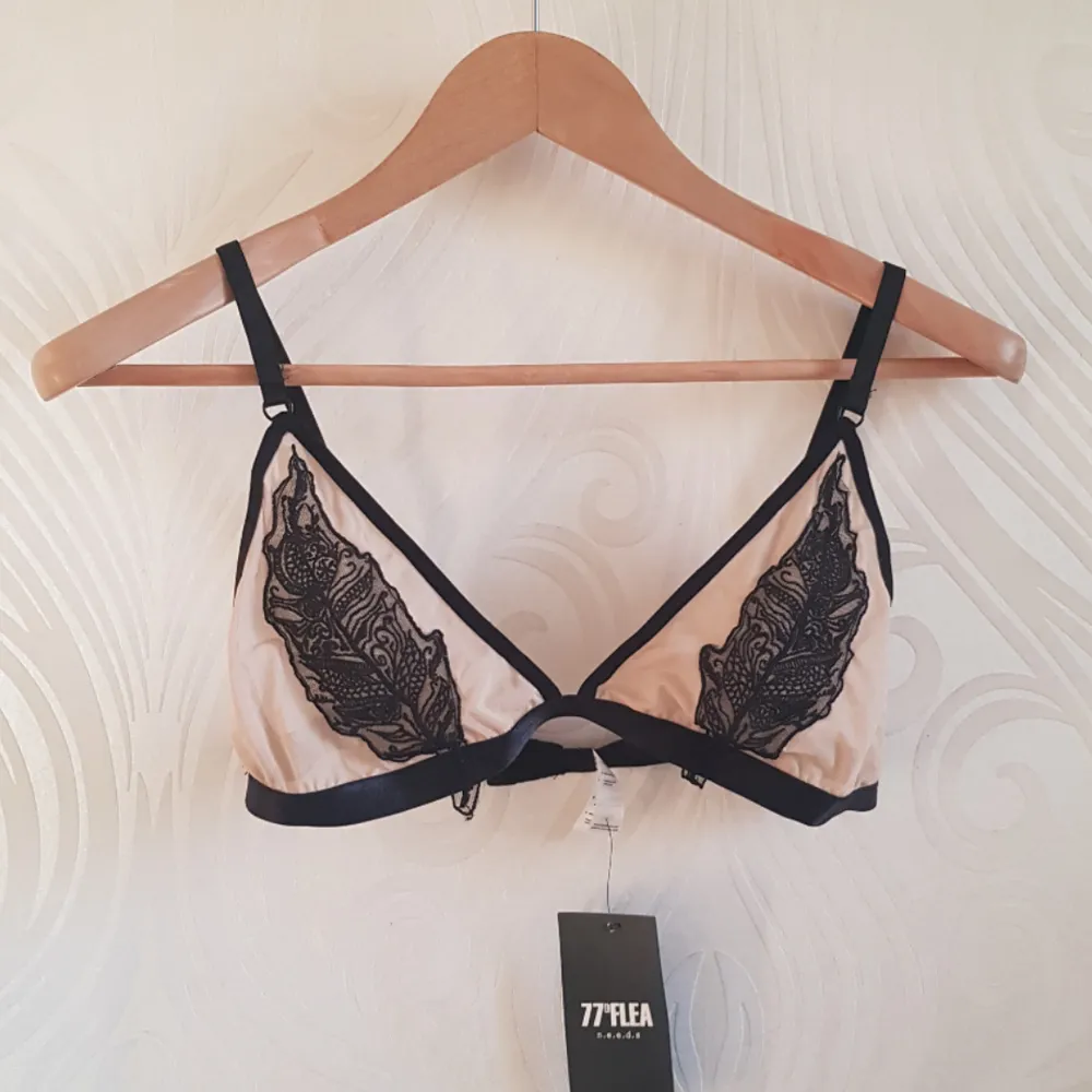 Extremely nice bralette bought at bubbleroom, unfortunately it was too small for me 💔 (Im a 85C). Tags left! Shipping is paid by the buyer.. Toppar.