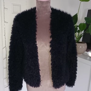  - Fuskpäls jacka från Gina Tricot. Färgen är mörkblå men väldigt mörk så ser nästan  svart ut. Fint skick frakt 36kr betalning via swish 