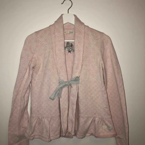  - Den klassiska Odd Molly koftan, så sjukt fin! Varit en stor favorit de senaste året. Nypris 1700 kr, säljer den nu för 200kr+frakt som köparen står för. 