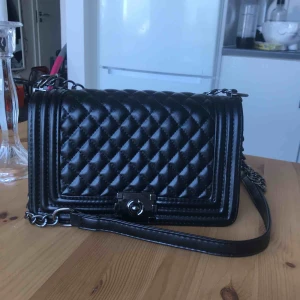  - Knappt använda väska. Köpt från Nelly tror jag.