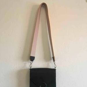  - Väska från HM köpt för några månader sedan och knappt använd. Gult band som går att byta ut och är ljusrosa på andra sidan. Frakten ingår!