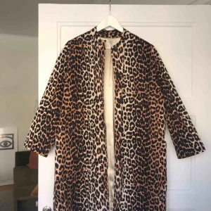  - Bomullskappa med lite kortare ärm från GANNI i strl 38. Från förra våren och endast använd ett fåtal gånger = felfritt skick 🐆 