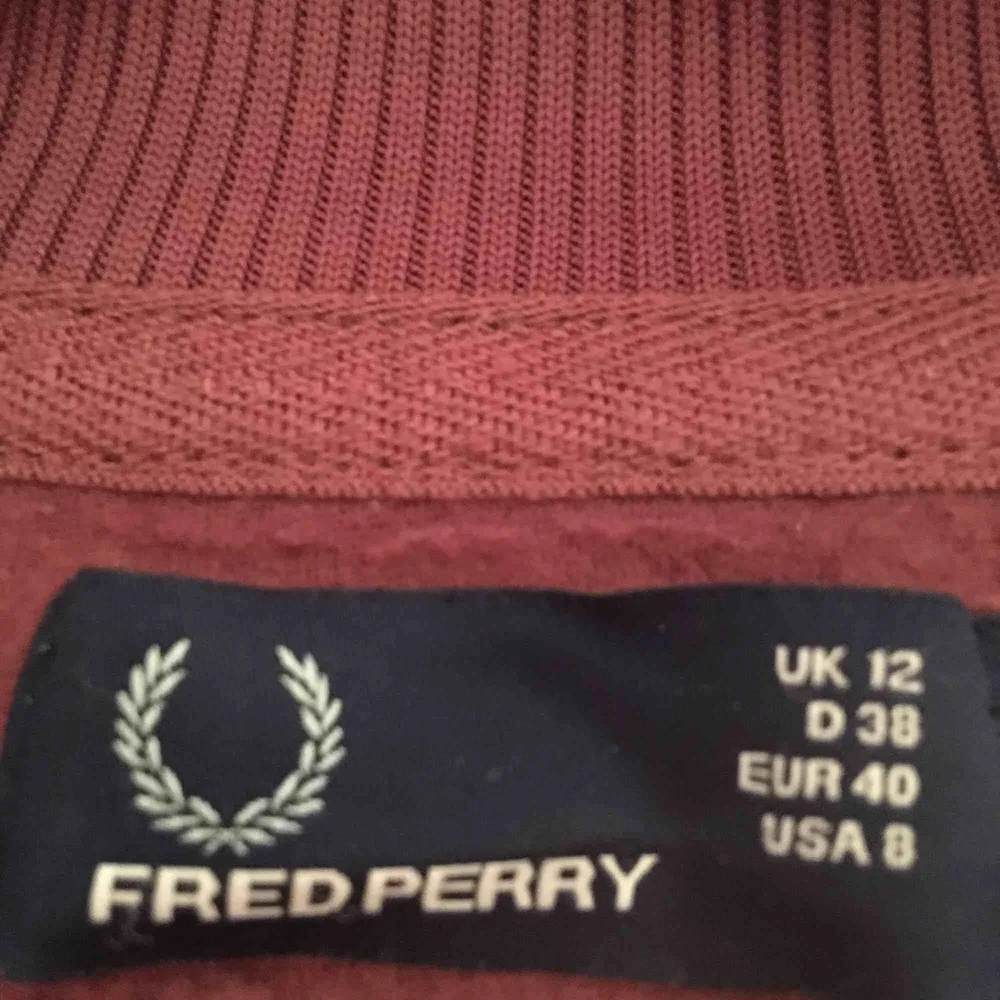 Jag är en 36:a men använder den. Då sitter den lite hängigt men väldigt snyggt! Äkta fred Perry!. Tröjor & Koftor.