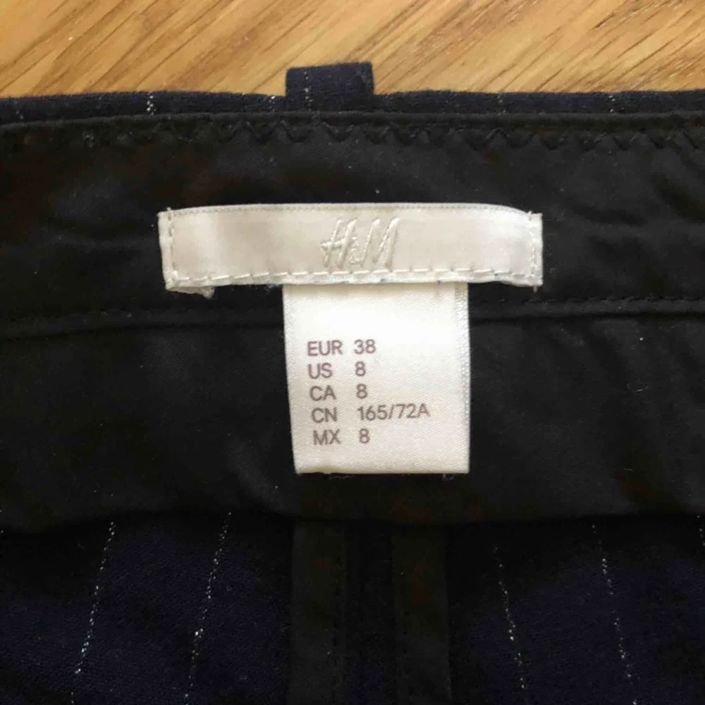 Blå ”kostymbyxor” från H&M. Har silvriga små ränder i tyget. Inköpta i somras och använda 3 gånger så i bra skick. Frakt ingår i priset 😋. Jeans & Byxor.
