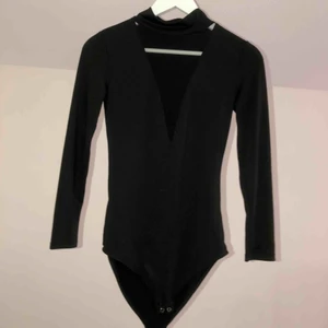  - En oanvänd body med mesh tyg i urringningen.frakt ingår 