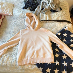  - En baby rosa huvtröja där det står ”New york” på båda armarna. 