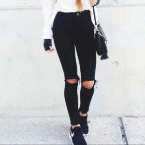  - Svarta jeans med slitningar på knäna, super snygga! Storlek: xs och har stretch! De är lågmidjade