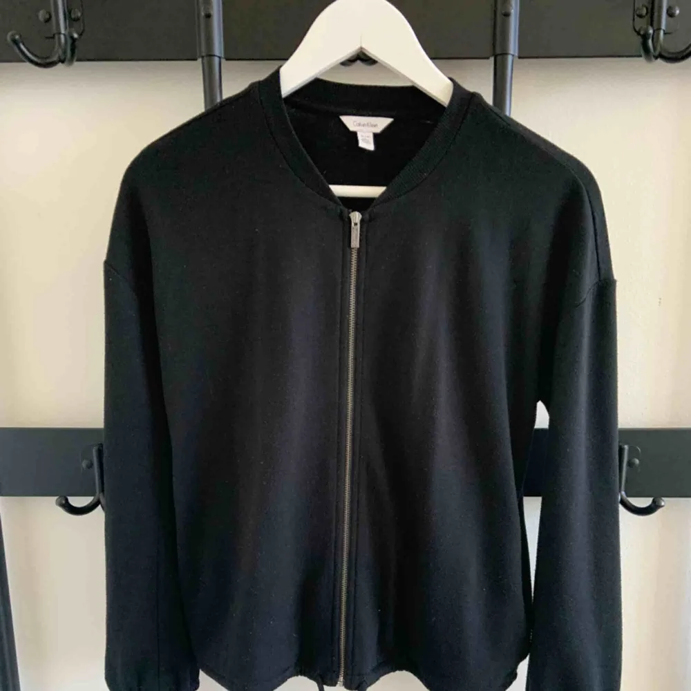 Cardigan Brand: Calvin Klein Size: XS Colour: Black Fit: Loose-ish  Bought this in L.A. 2 years ago.  Used but still in good condition. . Tröjor & Koftor.