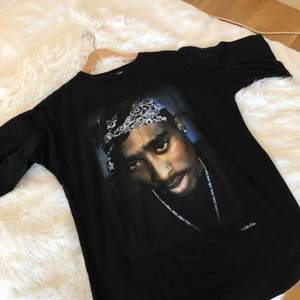 Tupac T-shirtklänning i storlek 8 Nyskick Nypris (slutsåld på Asos) ca 342kr  Obs. Frakt tillkommer om klänningen ska skickas