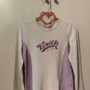  - Topp i storlek xs, fin skick, ingen fläck, Finns i Odenplan Stockholm. Kan skicka som vanlig brev, 20kr på frakt