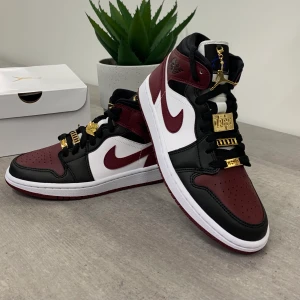 Jordan 1 mid - Nike air Jordan 1 mids ”golden pendants” ytterst limiterade skor! Buda!!