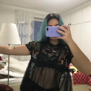 Blommig blus - Blommig svart blus från zara, genomskinlig, god skick. Har knappar på baksidan