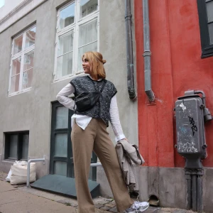 Glittrig väst från zara! - Snygg väst från zara med glittriga sömmar. Snygg som topp eller med något under. Strl L, så sitter oversized på mig som vanligtvis har S.