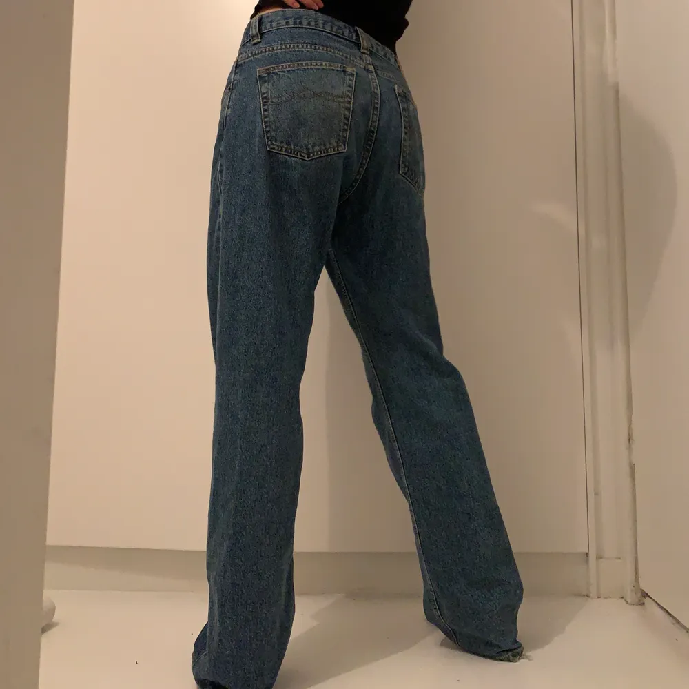 Lågmidjade baggy jeans! Oversized och sätter sig snyggt på höfterna🌟. Jeans & Byxor.