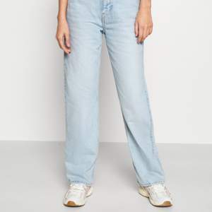 Säljer ett par jeans från Weekday i ROWE modellen! I storlek 26/32. De är i mke bra skick. 200kr med frakt!