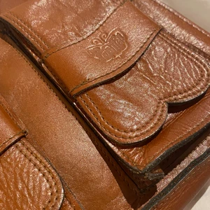 Retro skinnväska  - En retro väska i äkta skinn , dragkedja och allt funkar som de ska