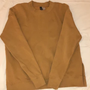 basic långärmad med slits strl S  - strl S 49kr (ej inkl frakt) har ej använts, kontakta mig vid intresse eller ev. frågor/fler bilder 🥰