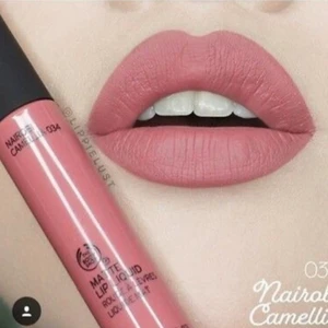 Matte lip liquid 034 - Ett matt lip liquid i färgen Camellia (034) från The body shop. Helt nytt och ej öppnat. Säljer då jag har ett likadant sen tidigare. Doftar otroligt gott och känns bra på läpparna. Original pris är 95 kr men säljer för 50kr (köparen står för frakt) 