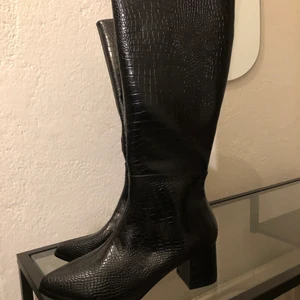 Höga boots med skön klack strl 38/39 - Helt nya oanvända skor som säljs pga dubbelköp. Swish only! Postas mot frakt eller möts i centrala Sthlm 💓💓