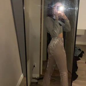 Utsvängda byxor 158/164 - Hej hej! Jag säljer mina utsvängda byxor i sammet material. Dom är ljus rosa. 