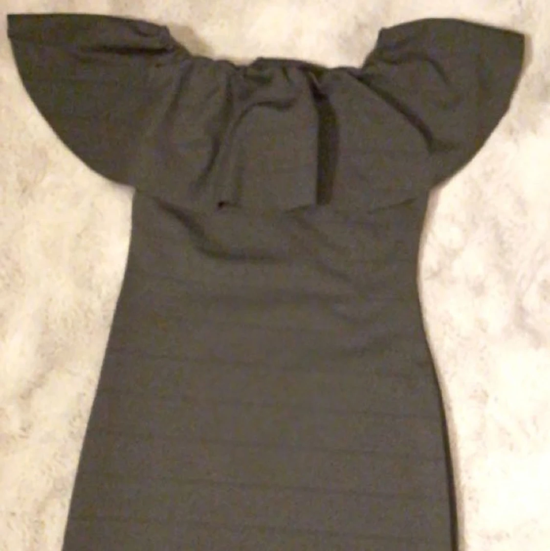 Svart och grön offshoulder klänning - 90