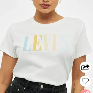 Levis T-shirt  - Säljer denna Levis t-shirt. Nästan helt oanvänd. Ordinarie pris 250 kr. Slutsåld överallt. Pris kan diskuteras. Fler intresserade blir det budgivning. Frakt tillkommer, tror frakten ligger runt 66 kronor❤️