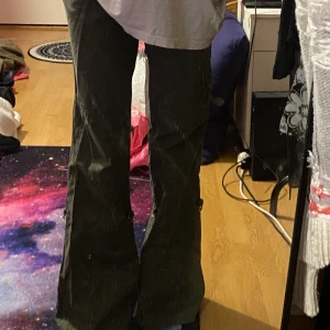 Jeans - Militärgröna jeans från märket rude med jättefina detaljer💕