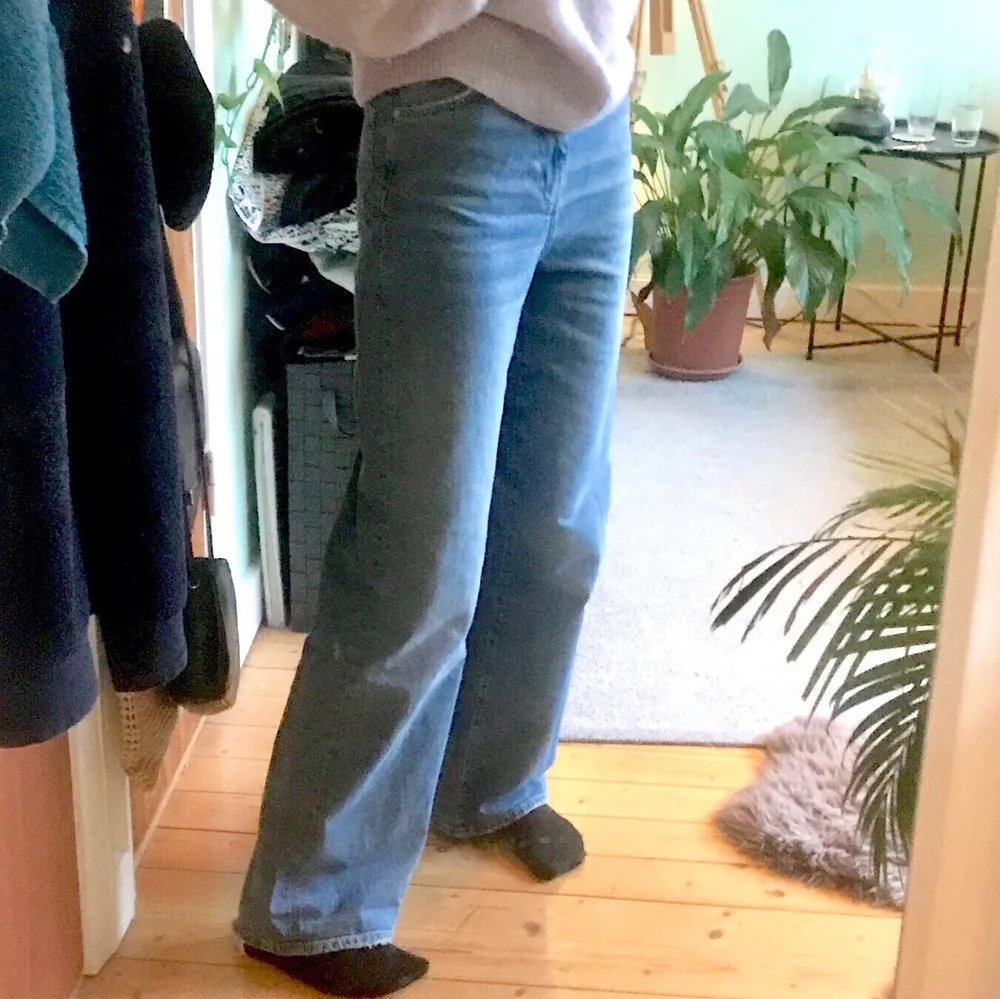 Säljer en av mina skönaste jeans från weekday i modellen row! De är verkligen snygga men behöver pengarna. 😢😫 de sitter bra runt midjan och rumpan och löst runt ben. Köpta för 500kr. Frakt ingår inte✨❤️. Jeans & Byxor.