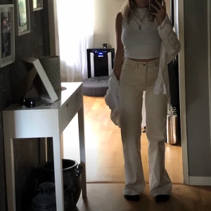 Creme färgade jeans från Wera  - Jag ska sälja mina älskade Wera jeans i storlek 34. Jättebra kvalité och framförallt supersnygga! Köpte de för lite över 600 men vill att de hittar ett annat hem <3 jag är 160 cm lång! 