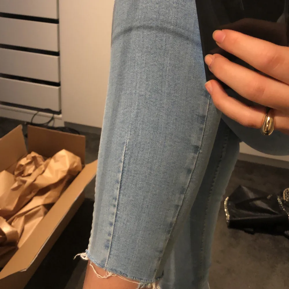 Tajta ljusblåa jeans från zara. Tyvärr är de förkorta & förstora för mig därför är de helt oanvända. Bara testade. De har som en cool detalj längst ner på benet, se tredje bilden. Jeans & Byxor.