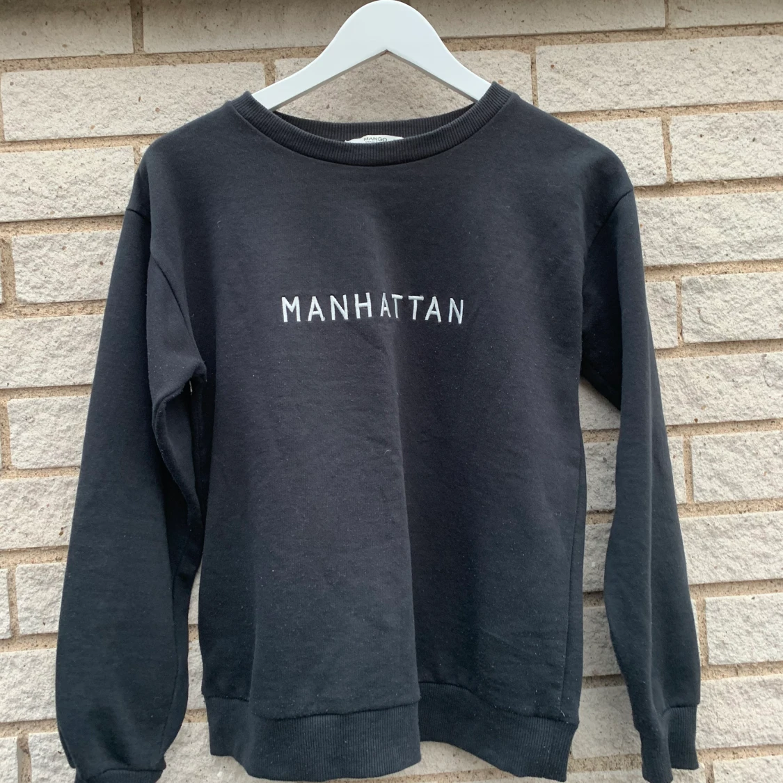 Svart collegetröja från Mango - 91