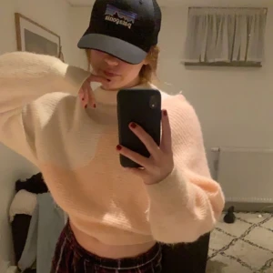 Stickad tröja  - Säljer min skitsnygga tröja från & other stories då den inte kommer till användning. Den är lite genomskinlig och rekommenderar därför att ha den över något. Den passar mig som vanligtvis har S men den skulle även passa en xs och en M. Ärmarna är stora (se bild 3) och tröjan sitter åt i slutet så midjan markeras mer. Nypris 850 kr❣️