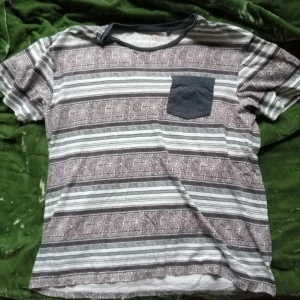 Mönstrad tröja - Tunn och lätt tröja med mönster😇 frakt ingår! 