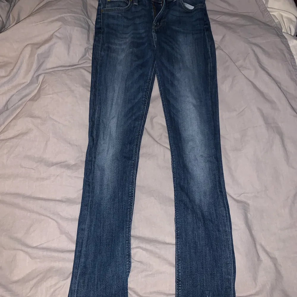 Mörkblåa Lee jeans med slits, balla men används aldrig längre. Storlek 34-38, väldigt stretshiga💕. Jeans & Byxor.