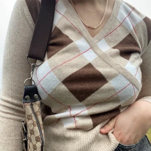 TRENDIG TRÖJA - Assnygg rutig, trendig tröja i storlek S/M som är i superfint skick!! Bud från 150 kr i kommentarerna eller privat💕💕💕💕💕 HÖGSTA: 170 (avslutas 23/12 kl 13:00)