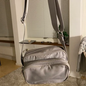 Weekday - Jättecool väska!! Köpte i somras men har inte haft stor nytta av den. Den är hel och i bra skick