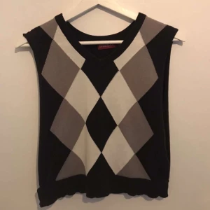 Mönstrad väst  - En fin y2k väst. I fint skick. Köp nu! ✨