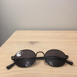 Solglasögon - Köpta här på plick men passar inte mitt ansikte. Tror de är från monki. Riktigt feta solglasögon, fint skick! Frakt betalas av köpare