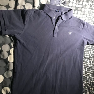 GANT pikétröja  - En snygg och skön pikétröja som sitter fint🤩 Säljer den endast för att jag växt ur den😒  Den är använd några ggr under sommaren och är drf lite smått solblekt☀️ Annars fint skick. 💰Nypris: 499kr💸  Pris: 75kr exkl. frakt (köparen står för frakten)🚚  