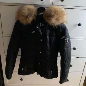 Rockandblue jacka - Säljer min jättefina svarta rockandblue jacka då jag har bytt stil. Den köptes förra året för ca 2500kr. Den är jättevarm o sitter snyggt. 