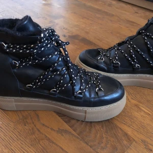 Other Stories vinterskor st. 37 - Jättesnygga vinterskor/snöskor från &other stories. Använda endast ett fåtal gånger och därför i väldigt gott skick. Nypris var 1450kr