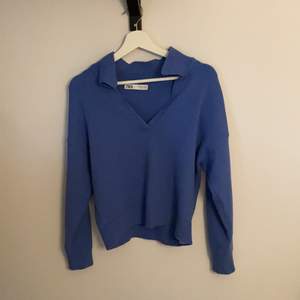 Slutsåld blå tröja med ”tenniskrage” från Zara. Superfin tröja som tyvärr inte kommer till användning längre!😃