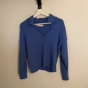 Zara tröja - Slutsåld blå tröja med ”tenniskrage” från Zara. Superfin tröja som tyvärr inte kommer till användning längre!😃