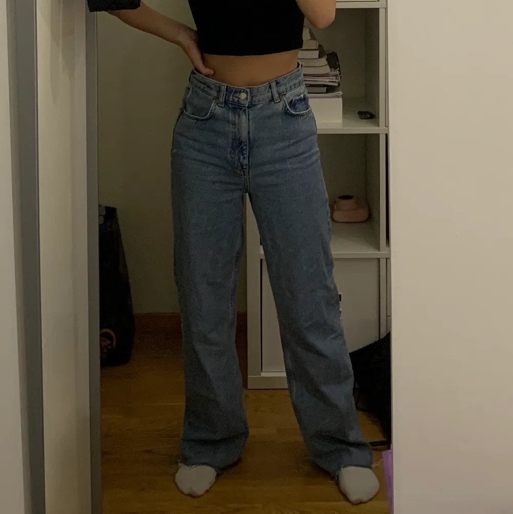 Skitsnygga jeans från Zara i storlek 36, säljer dom då de är lite för stora 🥺 Jag är ungefär 167. Jeans & Byxor.