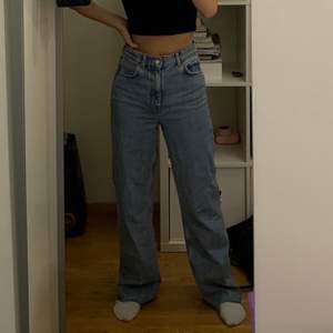Skitsnygga jeans från Zara i storlek 36, säljer dom då de är lite för stora 🥺 Jag är ungefär 167