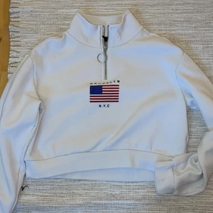 En vit tjocktröja med tryck - Hoodie med tryck