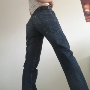 G-Star Y2K Jeans - 🌏JAG BJUDER PÅ FRAKTEN🌍 Super snygga, lågmidjade jeans från G-Star. Super 00-tal vibes! Säljer eftersom jag har en del liknande byxor. Står ingen storlek i dem men är lite oversize på mig som har XS, så skulle säga S. De är alldeles för långa för mig, rekommenderad 164 och upp. Tveka inte på att kontakta mig om du undrar över måtten :) 