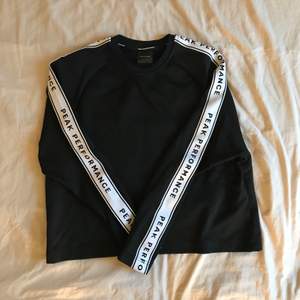 Säljer denna superfina peak performance tröja! Säljer även matchande byxor (separat anons på min sida)🙌🏻 superfint skick, sparsamt använt✨150kr+ frakt ( pris går att diskuteras) 