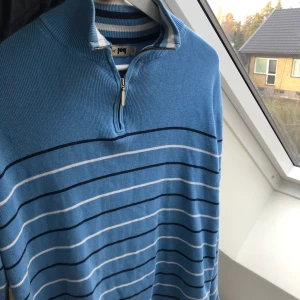 Zip-up - Köpt second hand, stl L men sitter snyggt oversized på mindre stl. Frakt tillkommer🥰