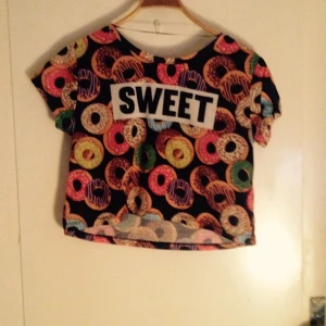  - Magtröja med munkmönster. Aldrig använd.